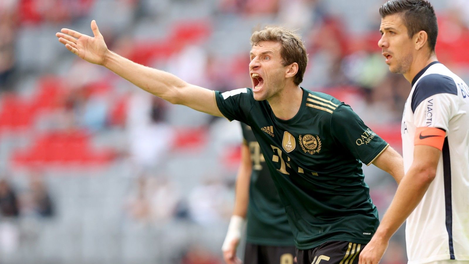 
                <strong>Thomas Müller</strong><br>
                Initiiert einige Angriffe, indem er plötzlich das Tempo beim Passspiel anzieht. Betätigt sich wieder als Schleicher zwischen den Räumen und hilft seinem Team damit enorm. Bereitet so auch das dritte Bayern-Tor vor. ran-Note: 2
              