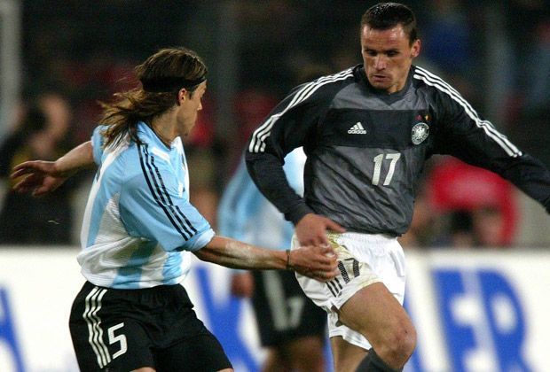 
                <strong>Martin Max (17.04.2002)</strong><br>
                Im Alter von 33 Jahren schafft es Martin Max in die Auswahl des DFB. Rudi Völler nominiert den damaligen Torschützenkönig gegen Argentinien - lässt ihn jedoch nur acht Minuten spielen.
              