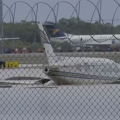 Flugzeuge stehen am Flughafen Cairns mitten im Wasser