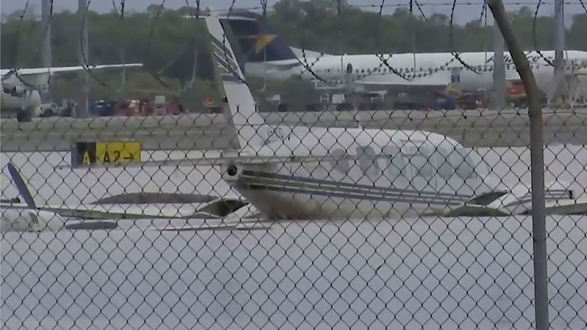 Flugzeuge stehen am Flughafen Cairns mitten im Wasser