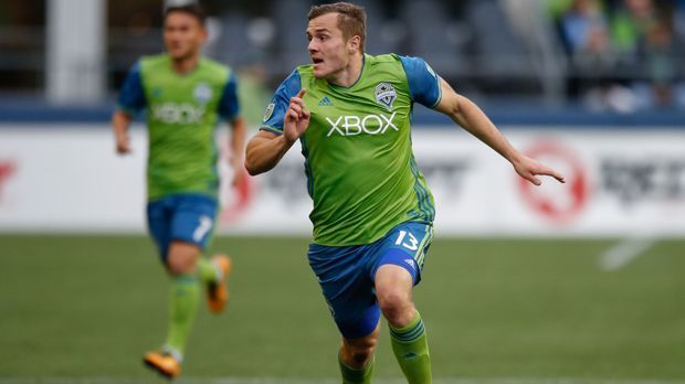 
                <strong>Jordan Morris (22 Jahre, Seattle Sounders)</strong><br>
                Pflichtspiel-Einsätze hatte Jordan Morris in Deutschland nicht, aber er hatte die Chance dazu. Anfang 2016 spielte das Talent bei Werder Bremen vor und die Norddeutschen waren vom Können des damals 21-Jährigen angetan. Zu einer Verpflichtung kam es dennoch nicht. "Der Spieler hat nach intensiven Gesprächen deutlich gemacht, dass er seine Zukunft derzeit in Amerika sieht", erklärte der damalige Werder-Sportchef Thomas Eichin. Offenbar keine falsche Entscheidung: 2016 wurde er mit den Seattle Sounders MLS-Champion. 14 Treffer in 40 Spielen steuerte der Torjäger zum Titelgewinn bei. Obendrein wurde Morris noch zum "Rookie of the Year" gewählt.
              