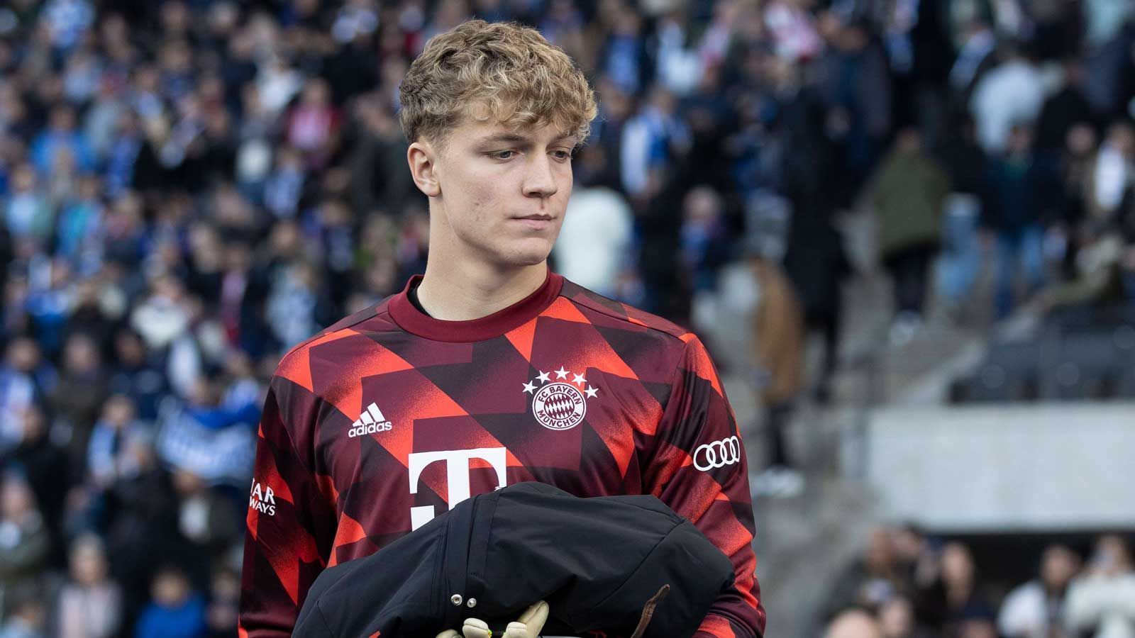 
                <strong>Johannes Schenk (19 Jahre, Torwart)</strong><br>
                Erst im Sommer hatte Schenk, der 2017 aus der Jugend des 1. FC Nürnberg gekommen war, einen Profivertrag bis 2024 erhalten. Sportvorstand Hasan Salihamidzic war damals voll des Lobes: "Er hat tolle Reflexe und eine große Reichweite. Johannes bringt alles mit!"
              