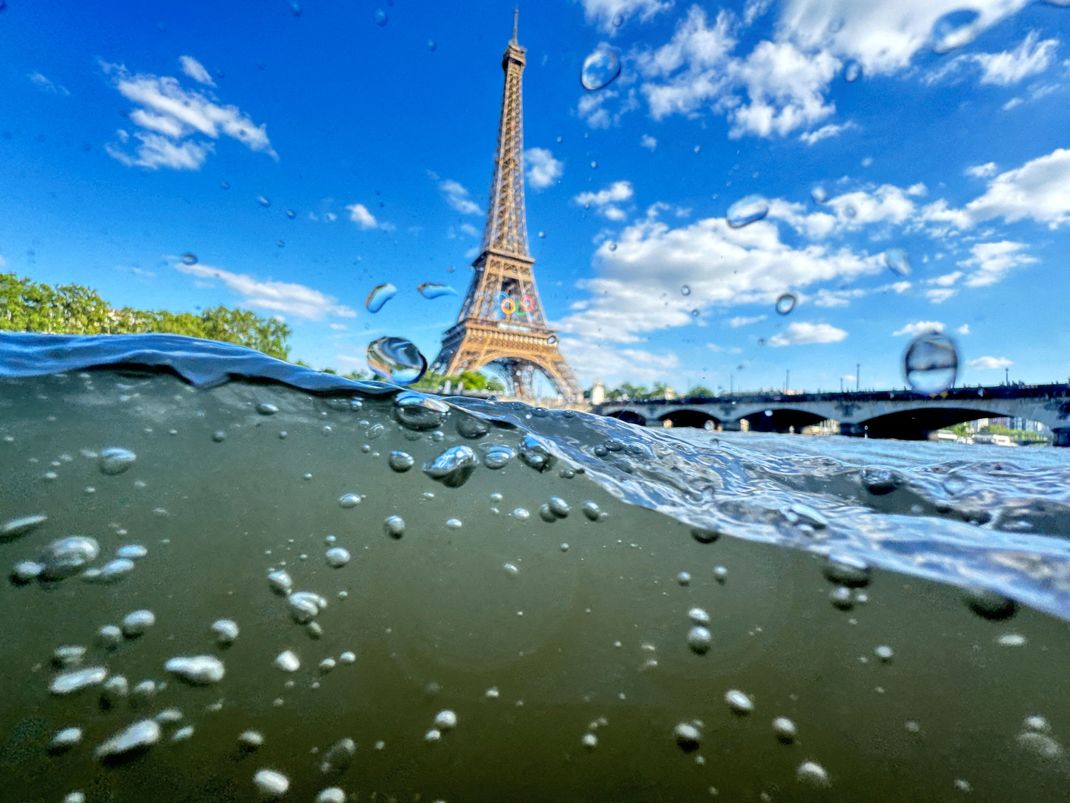 Frankreich: In Vorbereitung auf die olympischen Spiele in Paris wurde der Eiffelturm mit den olympischen Ringen geschmückt.