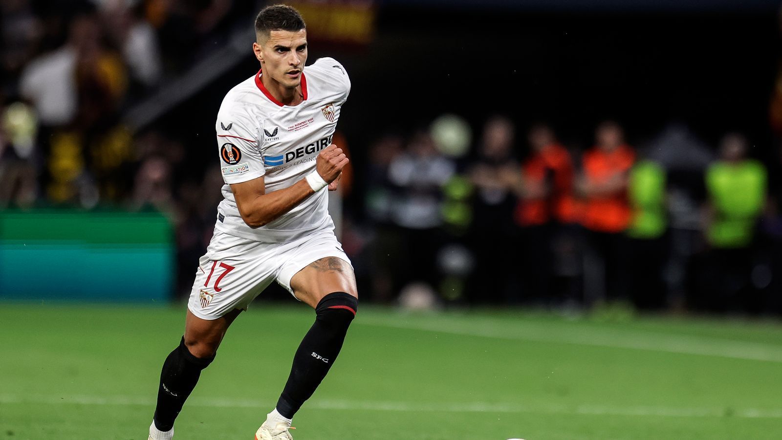 
                <strong>Erik Lamela</strong><br>
                Der Argentinier Erik Lamela schnürte zuletzt zwei Jahre die Schuhe für den FC Sevilla, der ihn im Sommer 2021 ablösefrei von Tottenham verpflichtete. Der 31-Jährige fand nach einer von Verletzungen geprägten Zeit bei den Londonern in Spanien wieder einigermaßen in die Spur. In der Saison 2022/23 brachte es der Flügelspieler auf immerhin neun Pflichtspiel-Treffer für Sevilla, wo er noch Vertrag bis 2024 hat. 
              