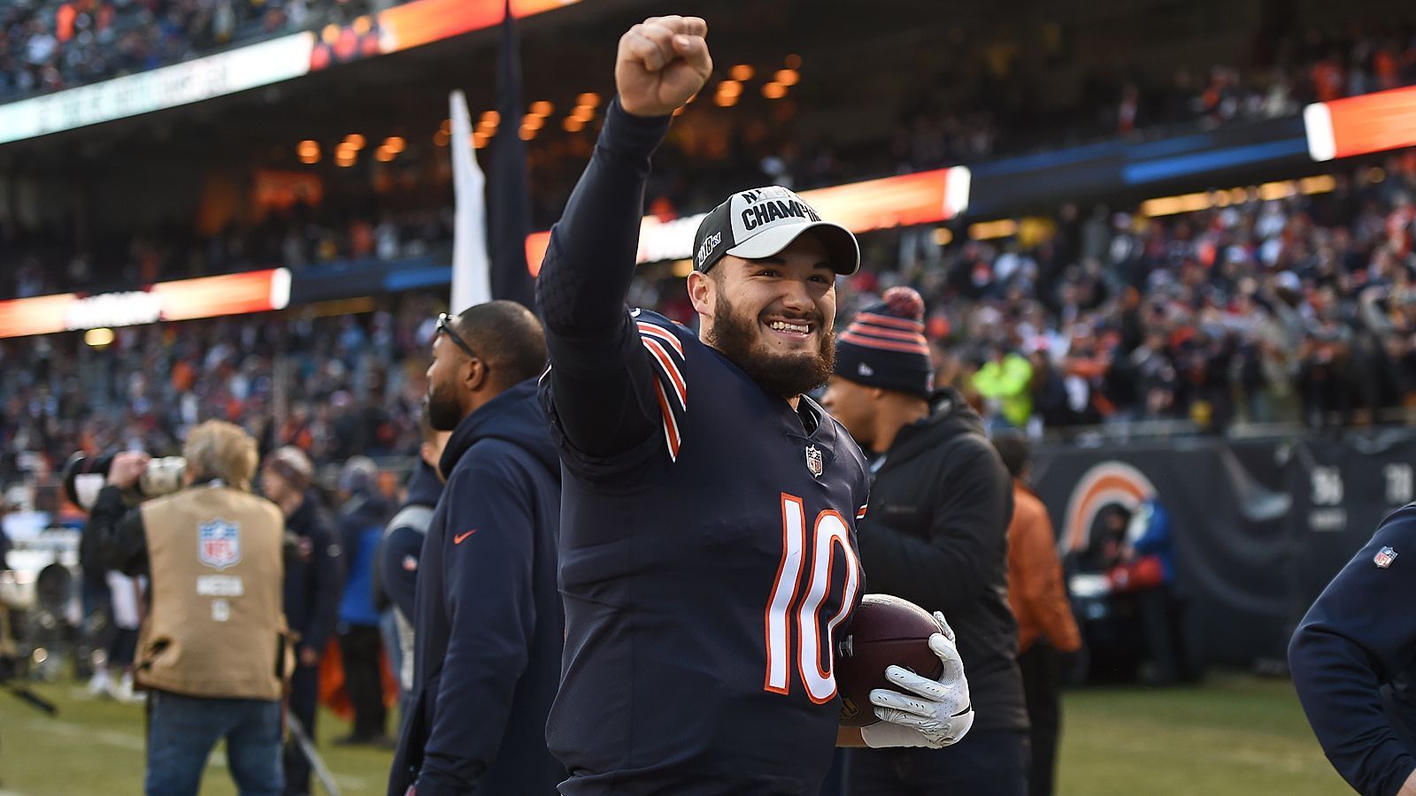 
                <strong>Chicago Bears</strong><br>
                Nach acht Jahren ohne Playoffs sind die Chicago Bears wieder in der Postseason dabei. Bereits in Week 15 sicherte sich das Team um Quarterback Mitch Trubisky den Sieg in der NFC North - mit einem 24:17 im Divisions-Duell gegen die Green Bay Packers.
              