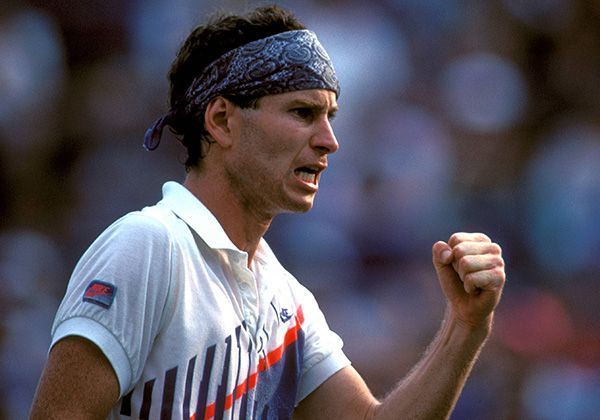 
                <strong>John McEnroe anno 1990</strong><br>
                ... und die Becker-Faust beherrschte McEnroe auch. Abgesehen davon war John McEnroe vor allem über die gesamten 80er hinweg einer der schillerndsten Persönlichkeiten im Herrentennis, aber auch die Emotionalste. Berüchtigt waren seine Wutausbrüche auf dem Platz.
              