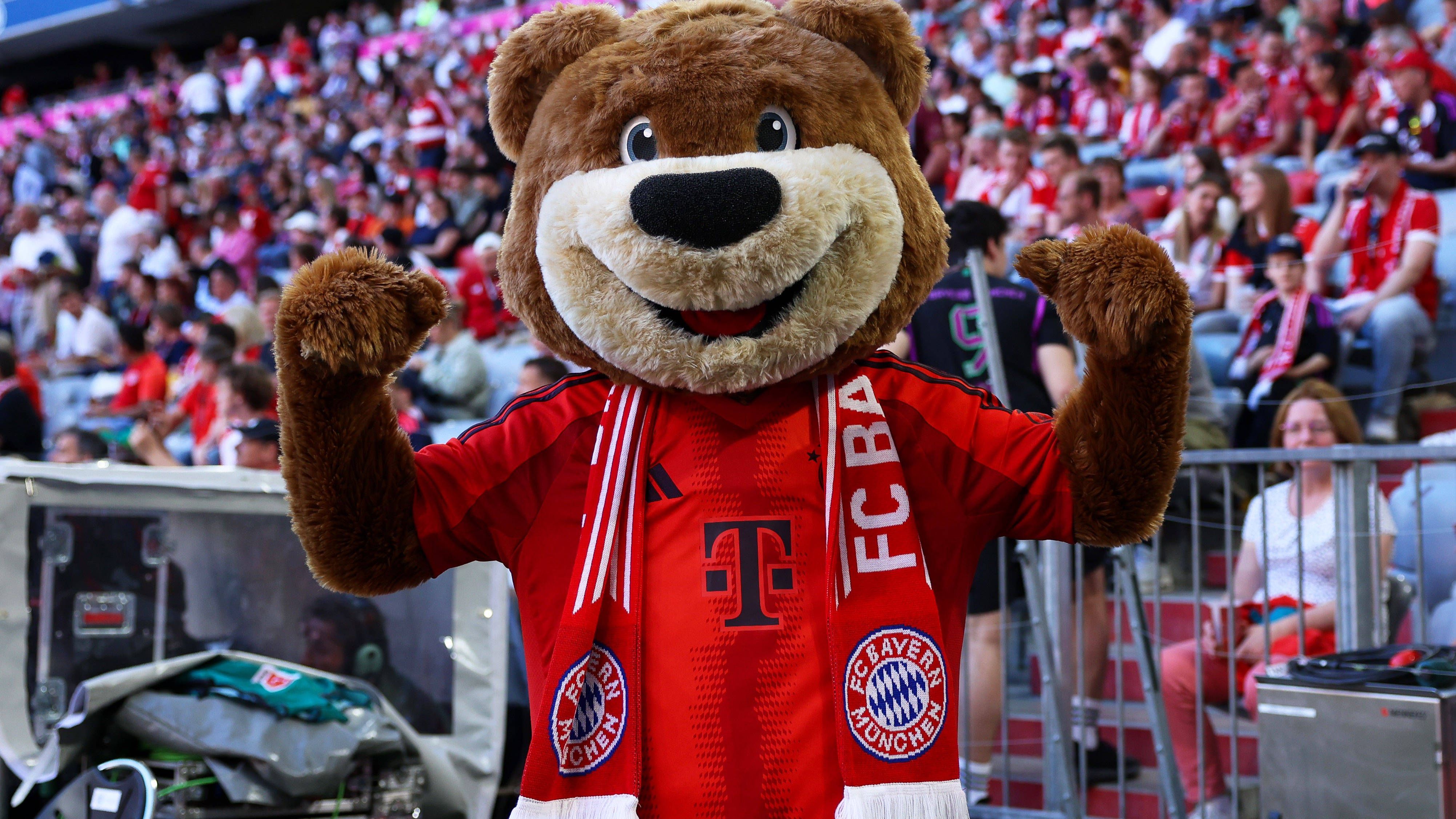 <strong>FC Bayern München: Berni</strong><br>Gestatten, Berni! Das Maskottchen des FC Bayern ist seit 20 Jahren ein Bär und hört auf diesen kreativen Namen. Er hat bei den Fans des Rekordmeisters Kult-Status. Entsprechend hohe Wellen schlug 2022 eine Gesichtsanpassung des Glücksbringers.