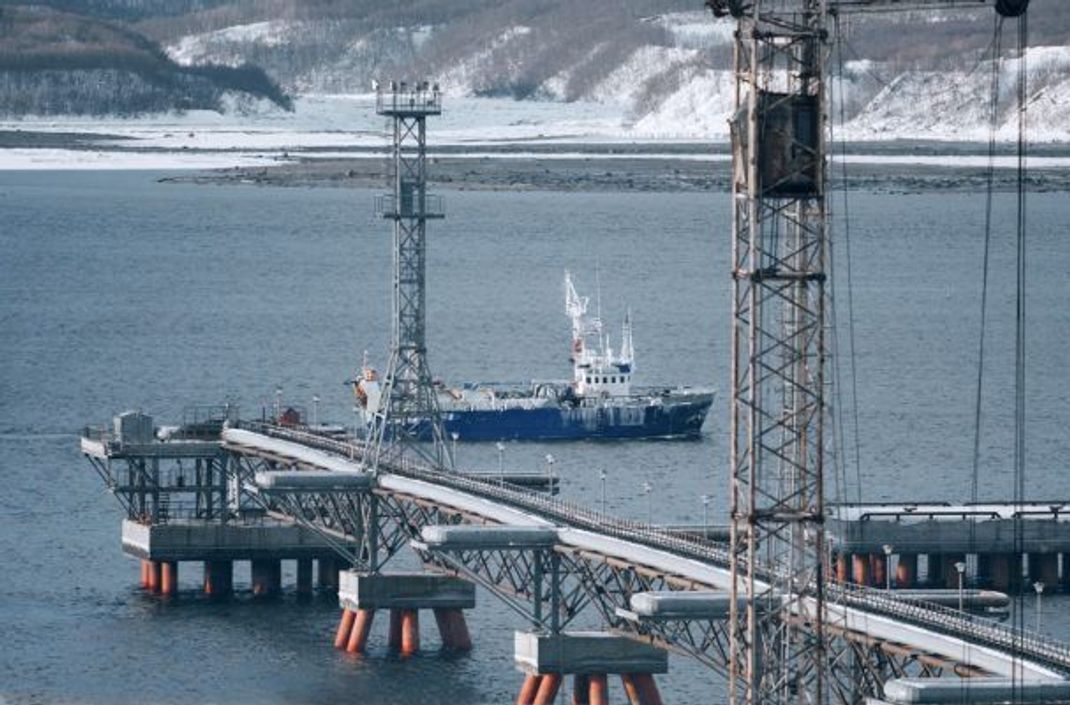Pier mit Pipeline und Schiff in der Arktis.