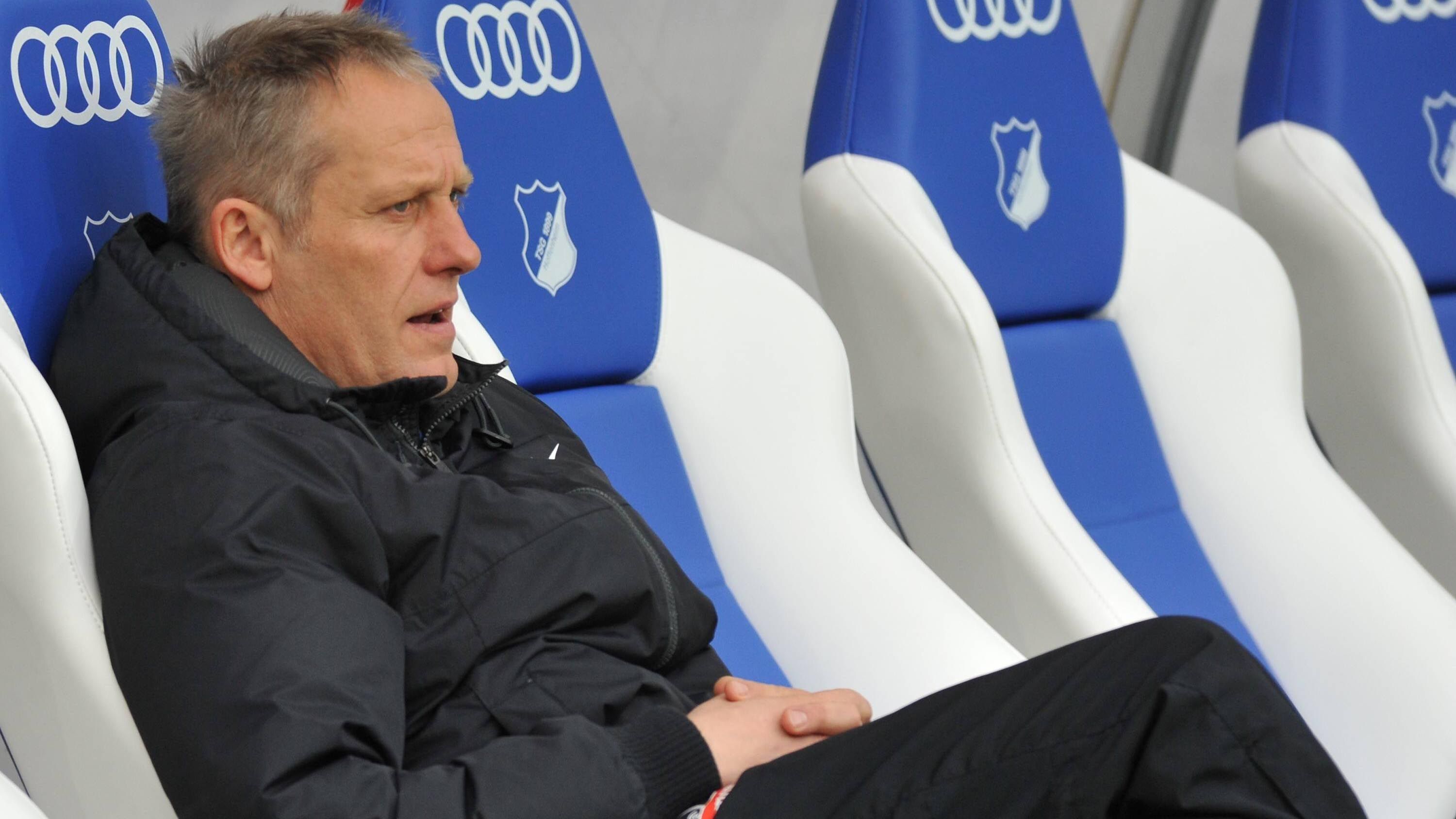 
                <strong>Christian Streich </strong><br>
                Dass Christian Streich ein temperamentvoller Trainer ist, ist bekannt. Vor zehn Jahren legte sich der Freiburger Langzeitcoach mit dem damaligen Hoffenheimer Co-Trainer Frank Kaspari an, der angeblich einen Platzverweis für einen Freiburger Spieler gefordert haben soll. Streich verließ seine Coaching-Zone, um die Sache mit Kaspari zu klären. Aufgrund von "mehrfach unsportlichem Verhalten" verpasste das DFB-Sportgericht Streich eine Geldstrafe über 5.000 Euro. 
              