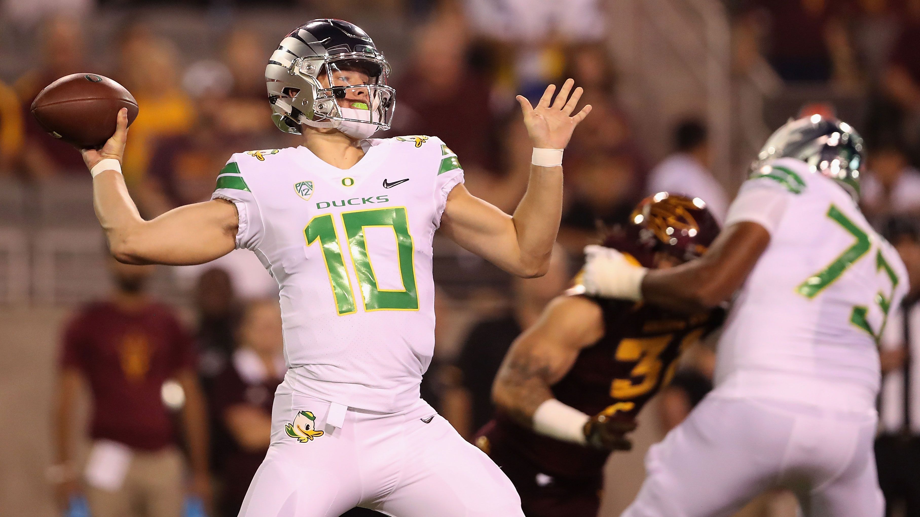 
                <strong>Justin Herbert: Gut genug für die NFL?</strong><br>
                Nicht ganz so spektakulär verlief Herberts Zeit bei den Oregon Ducks. In den ersten beiden Saisons absolvierte er jeweils acht Spiele, ab dem dritten Jahr startete er dann durch und verbuchte in den zwei weiteren Spielzeiten jeweils über 3.000 Passing Yards und 29 bzw. 32 Touchdowns. Zudem gewann er in seiner letzten College-Saison den Rose Bowl. Anders als Mahomes galt er aber nicht als Top-Talent, Experten zweifelten an seiner Präzision und den Leader-Qualitäten, um auch in der NFL zu bestehen.
              