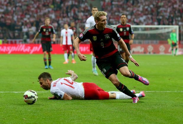 
                <strong>Andre Schürrle</strong><br>
                Ob es die eigentlich abgeklungenen muskulären Probleme waren? Lange viel zu unauffällig - als er mit Bellarabi die Seiten tauschte etwas verbessert, aber nicht besonders effektiv. ran-Note 4
              