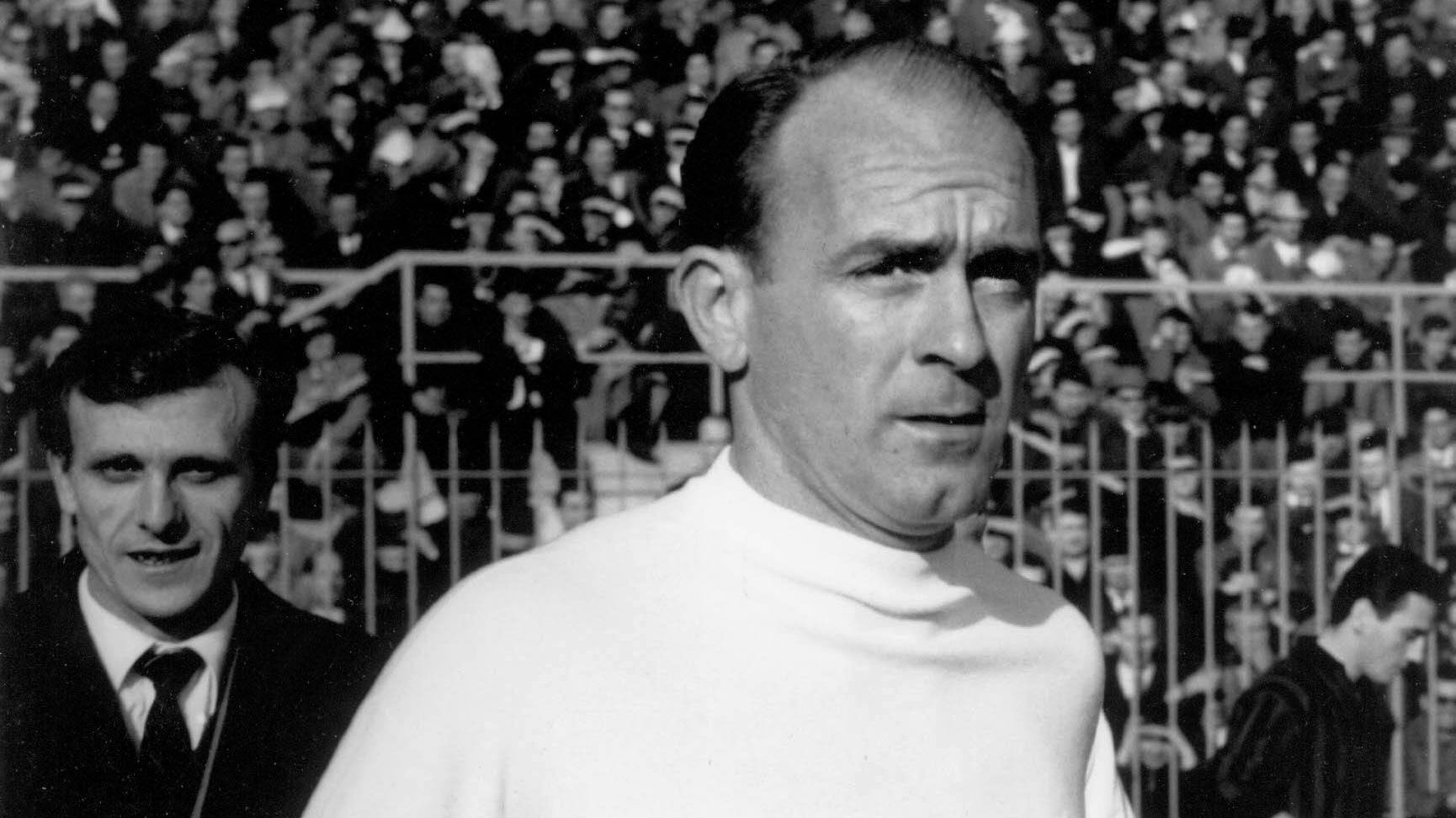 
                <strong>Alfredo di Stefano</strong><br>
                Der Ausnahmestürmer stand sogar für drei Länder auf dem Rasen. Als gebürtiger Argentinier lief er nicht nur für sein Heimatland auf, sondern absolvierte später auch Länderspiele für Kolumbien und Spanien. Zu einer Weltmeisterschaft hat es die Legende von Real Madrid dennoch nie geschafft.
              