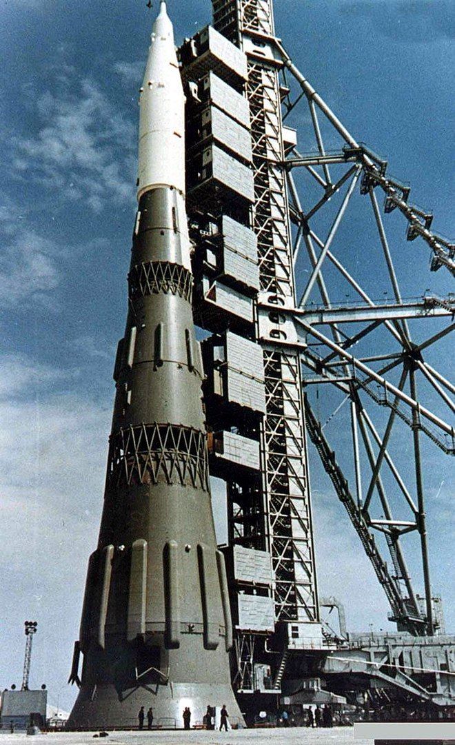"Nur" 105 Meter hoch, aber stärker als die Saturn V war nur die russische Mondrakete N1. Sie hob zwar 4 Mal ab, stürzte aber auch immer ab - und explodierte.
