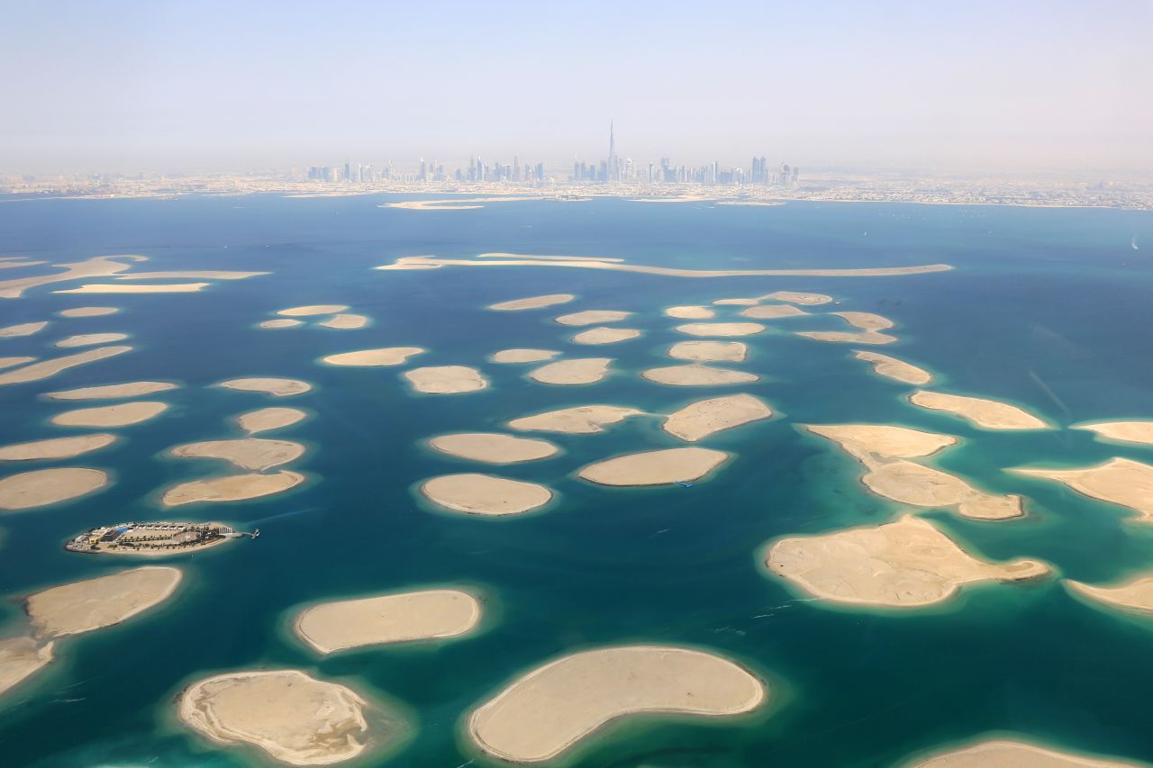 Was kostet die Welt? Rund acht Milliarden Dollar investierte Dubai in das Projekt "The World": 300 künstlich aufgeschüttete Inseln vor der Küste des Stadtteils Jumeirah, die in Form einer Weltkarte angeordnet sind und so Kontinente und Länder darstellen. Erreichbar sind sie per Boot oder Hubschrauber. Doch weil sich aufgrund der globalen Finanzkrise ab 2007 viele Investor:innen zurückzogen, blieben die meisten Inseln unbebaut