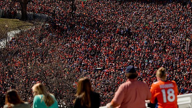 
                <strong>Sieger-Parade der Denver Broncos</strong><br>
                Eine Stadt feiert ihre Helden - nahezu ganz Denver ist an diesem 9. Februar 2016 auf den Beinen.
              