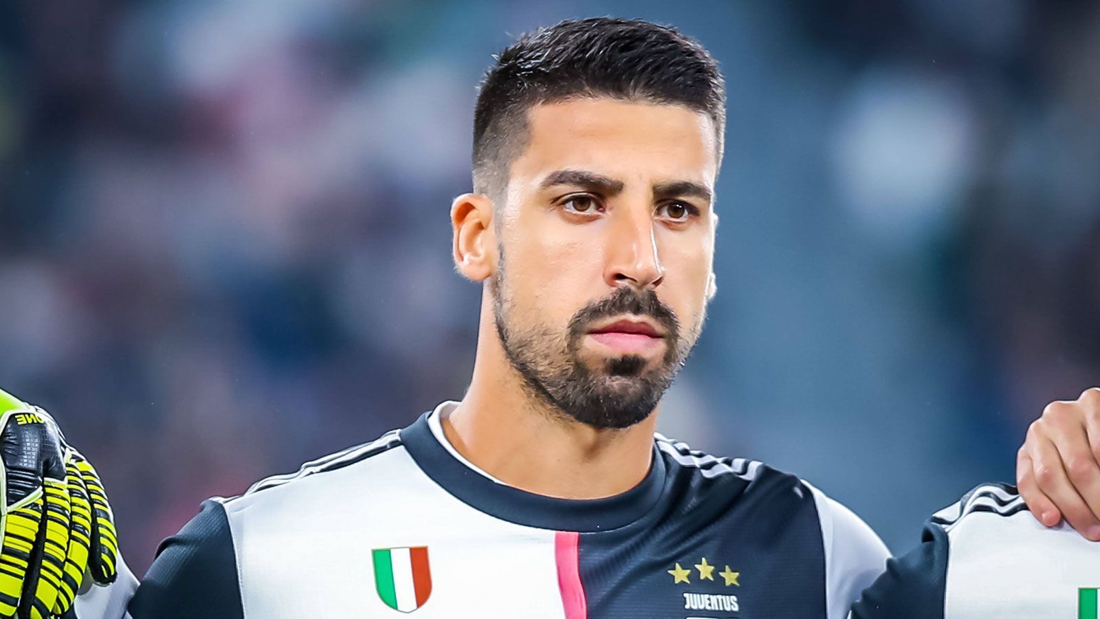 
                <strong>Sami Khedira</strong><br>
                Der deutsche Nationalspieler spielt seit 2015 bei den "Bianconeri" aus Turin und steht laut "Tuttosport" ganz oben auf der Abschussliste von Trainer Maurizio Sarri. Khedira hatte in den vergangenen zwei Spielzeiten mit einigen Verletzungen zu kämpfen und absolvierte nur 22 der möglichen 71 Ligaspiele (Stand: 17.07.). Die Konkurrenz im defensiven Mittelfeld tat ihr Übriges und der Weltmeister von 2014 rutschte aus der Stammelf der Turiner. Der ehemalige Spieler des VfB Stuttgart besitzt in Turin noch einen gültigen Vertrag bis 2021.
              