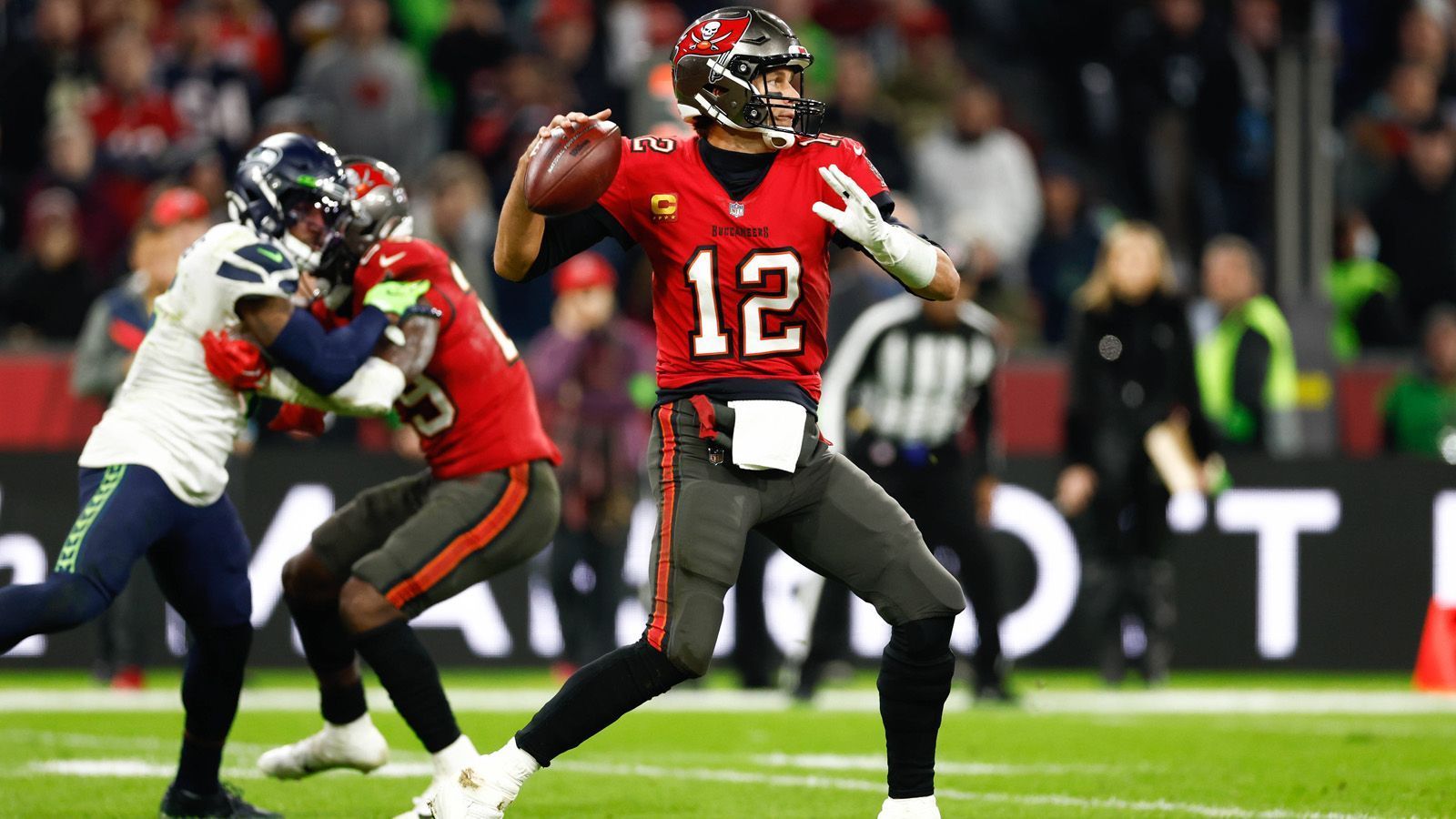 
                <strong>NFL3</strong><br>
                Weltweit verfolgten 8,2 Millionen Zuschauer das Spiel. Mit mehr als 5,8 Millionen Zuschauern war es das meistgesehene internationale Spiel des "NFL Network" in den USA (OTA-Zuschauer in Tampa und Seattle nicht mitgezählt).
              