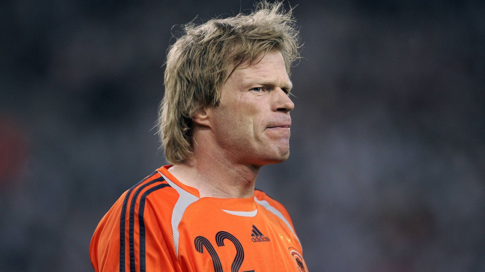 
                <strong>WM 2006: Letztes Länderspiel</strong><br>
                Ungewohntes Bild, als Oliver Kahn bei seinem letzten von insgesamt 86 Länderspielen mit der Trikotnummer zwölf aufläuft. Im Spiel um Platz 3 gegen Portugal bekommt Kahn sein Spiel bei der Heim-WM. Gegen Portugal läuft Kahn auch nochmal als Kapitän auf und verkündet unmittelbar nach Spielende seinen Abschied vom Nationalteam. Seine Bilanz: Vier WM-Teilnahmen und drei Europameisterschaften.   
              