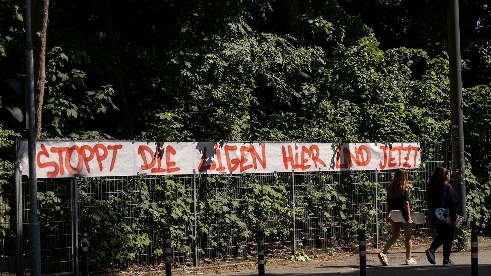 
                <strong>Die kuriosen Bilder des Bundesliga-Restarts</strong><br>
                Am Sonntag wird der Geisterspieltag fortgesetzt. In Köln gibt es ein Protestplakat, das sich für einen Abbruch der Saison ausspricht. ran.de zeigt euch weitere kuriose Bilder vom Bundesliga-Restart.
              