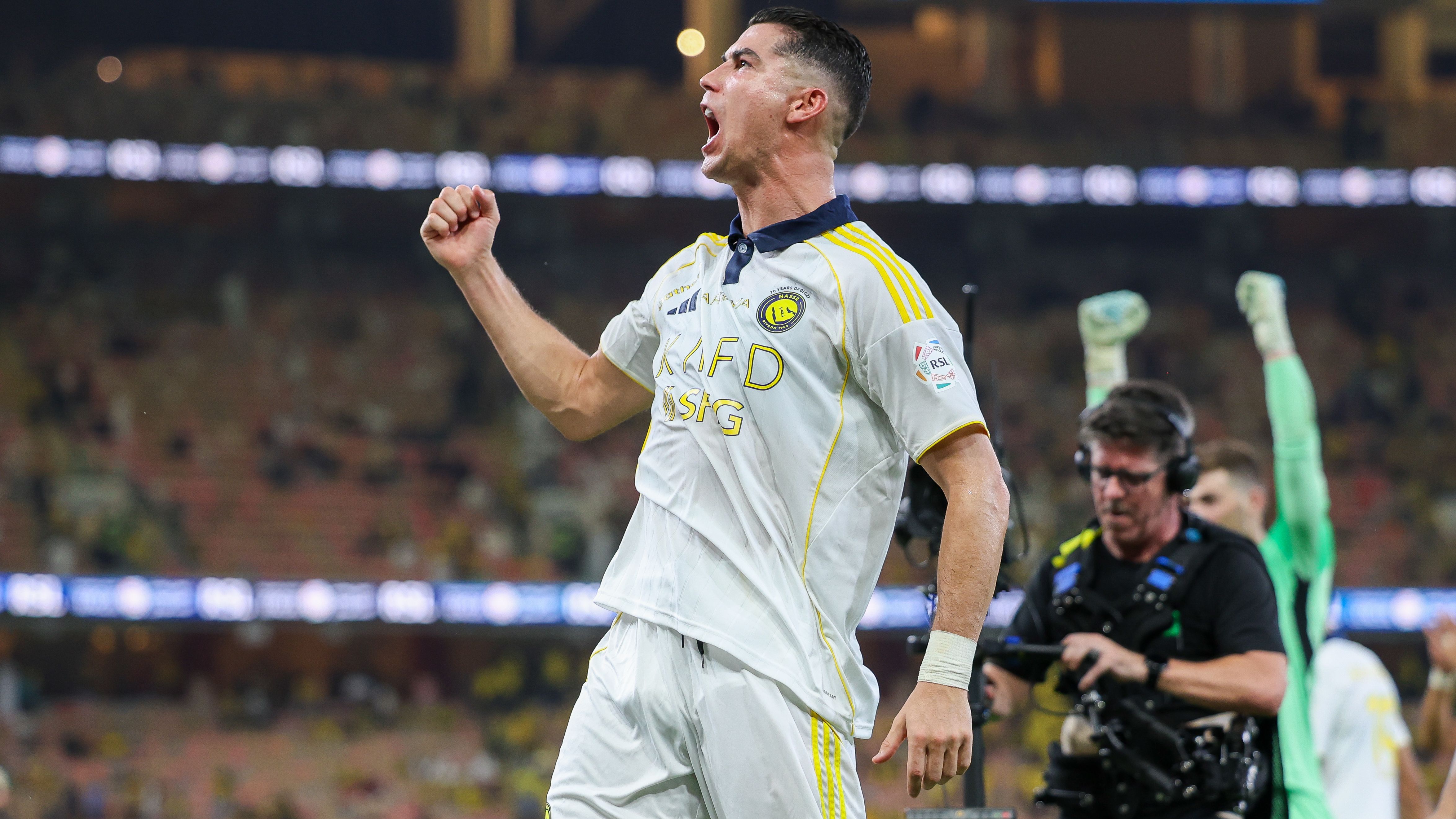 <strong>Cristiano Ronaldo&nbsp;(geboren am 05.02.1985)</strong><br><strong>Verein:</strong> Al-Nassr<br><strong>Marktwert:</strong> 12 Millionen Euro<br><strong>Nationalität:</strong> Portugiesisch