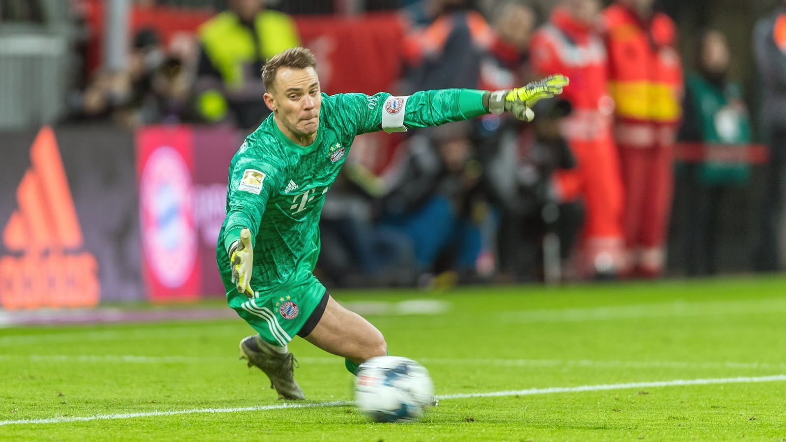 
                <strong>Manuel Neuer</strong><br>
                Der Nationaltorwart ist deutlich beschäftigter als in den vergangenen Wochen. Bei den präzisen Abschlüssen von Bailey streckt er sich jeweils vergebens. Der Kapitän lässt sich aber auch von der Unsicherheit seiner Vorderleute anstecken und bringt Diaby am Strafraum in Ballbesitz. Bei einem Leverkusener Konter kurz nach dem Seitenwechsel rettet Neuer bravourös gegen Amiri, später lässt er Diaby verzweifeln. ran-Note: 3
              