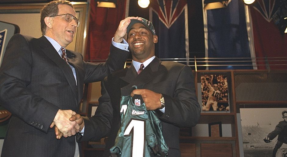 
                <strong>Quarterbacks first!</strong><br>
                Drei Quarterbacks in den Top 5 gab es dabei erst zweimal in der Geschichte des Drafts. 1971 und 1999 wurden sogar die ersten drei Picks für Quarterbacks verwendet. Eine Garantie für Erfolg ist das keineswegs: Aus dem Top-Trio 1999 wurde nur Nummer-Zwei-Pick Donovan McNabb (r.) Pro Bowler.
              