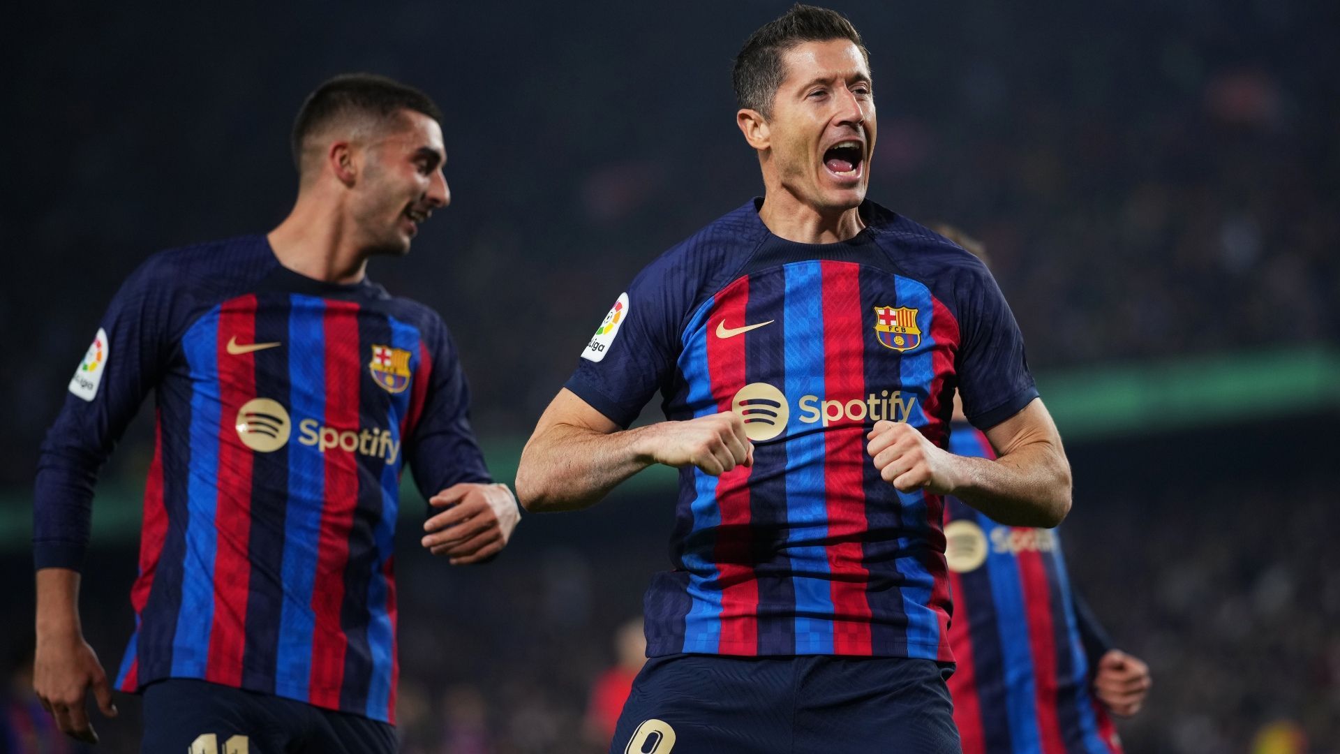 
                <strong>Platz 5: Robert Lewandowski (FC Barcelona)</strong><br>
                Jahresgehalt: 26 Millionen EuroVertrag bis: 2026
              