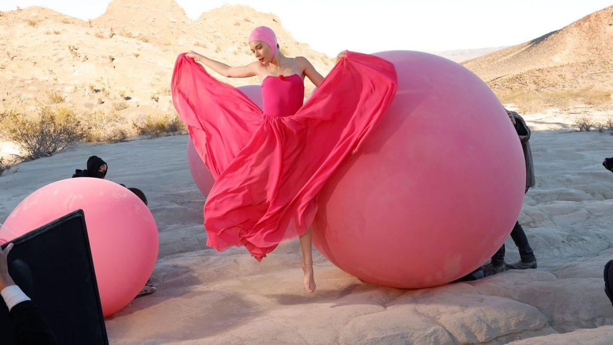 Mirella beim Wüsten-Shooting mit Modefotograf Kristian Schuller in Woche 14