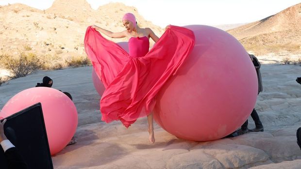Mirella beim Wüsten-Shooting mit Modefotograf Kristian Schuller in Woche 14