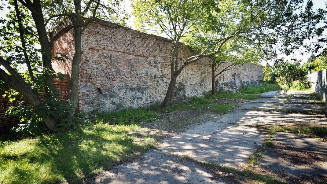 Brandenburg, Oranienburg: Der Rest einer Mauer der ehemaligen Kindl-Brauerei steht am Gedenkort für das ehemalige KZ Oranienburg in der Berliner Straße. Im März 1933 hatte die örtliche SA in der damaligen Brauerei das erste KZ Preußens errichtet.