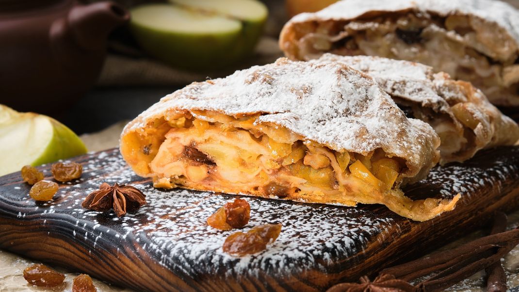 Dieser Apfelstrudel mit Quark passt super zum Nachmittagskaffee und wird deine Gäste begeistern.