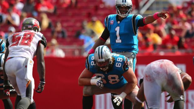 
                <strong>Carolina Panthers</strong><br>
                Überraschung: Carolina Panthers (4-0): Exemplarisch für Carolinas Erfolg steht Quarterback Cam Newton. Der Starspieler geht als echter Leader voran. Auch wenn er Fehler macht, perlt es an ihm ab. Und keine Defense der Liga fängt mehr Pässe ab (acht). Alleine Josh Norman gelangen vier Interceptions. 
              