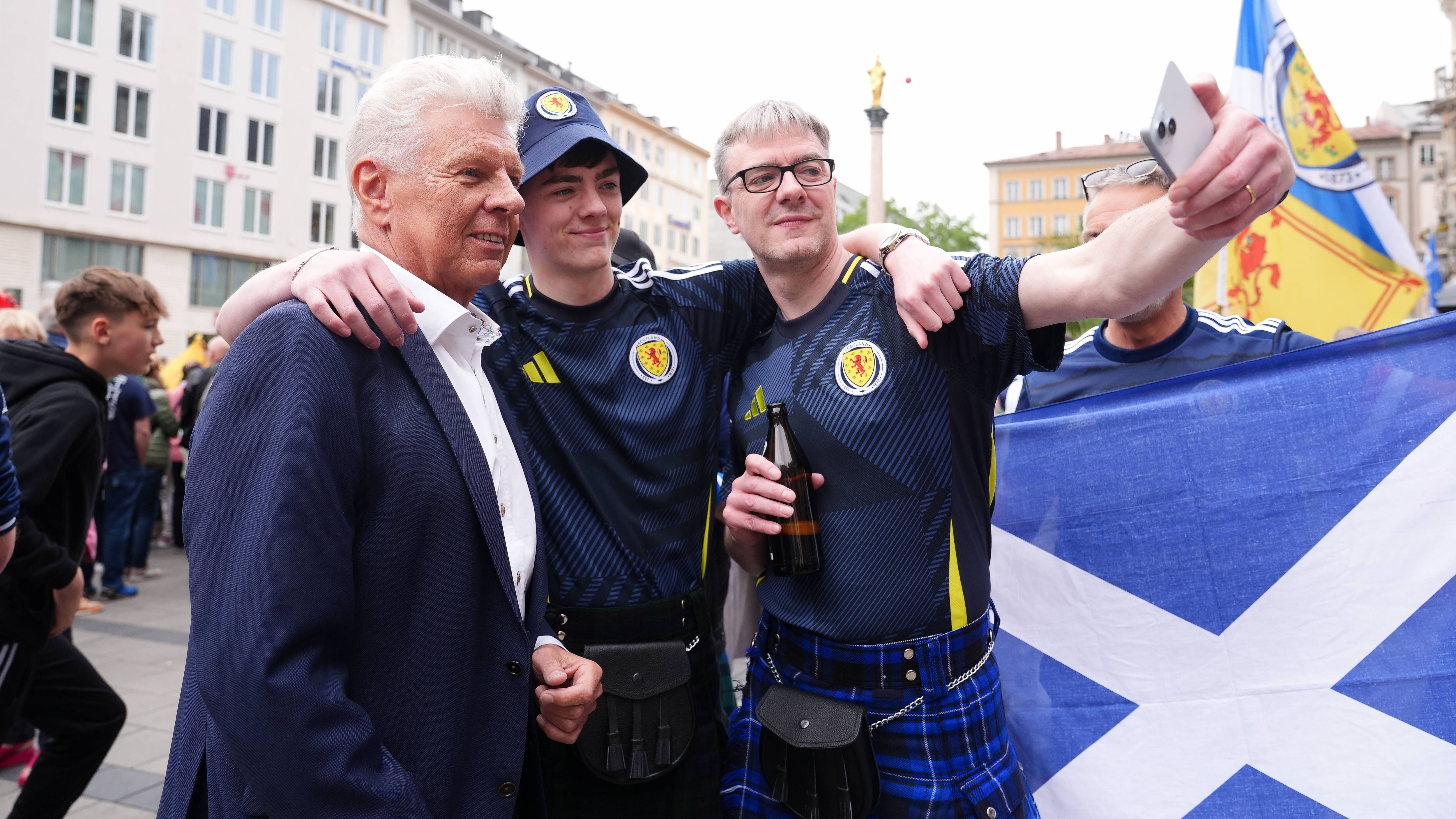 <strong>EM-Auftakt in Bildern</strong><br>Auch der Münchner Bürgermeister Dieter Reiter (li.) ließ sich blicken und stand für Fotos bereit.