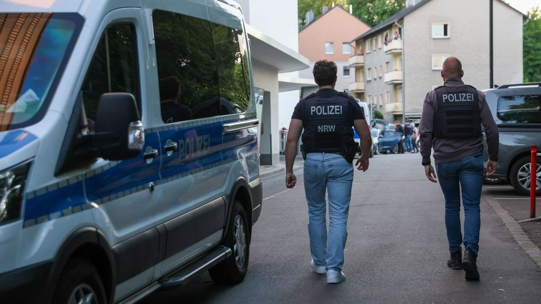 Einen Tag nach dem Angriff vor einer Bar in Bielefeld nahm die Polizei den Tatverdächtigen fest.