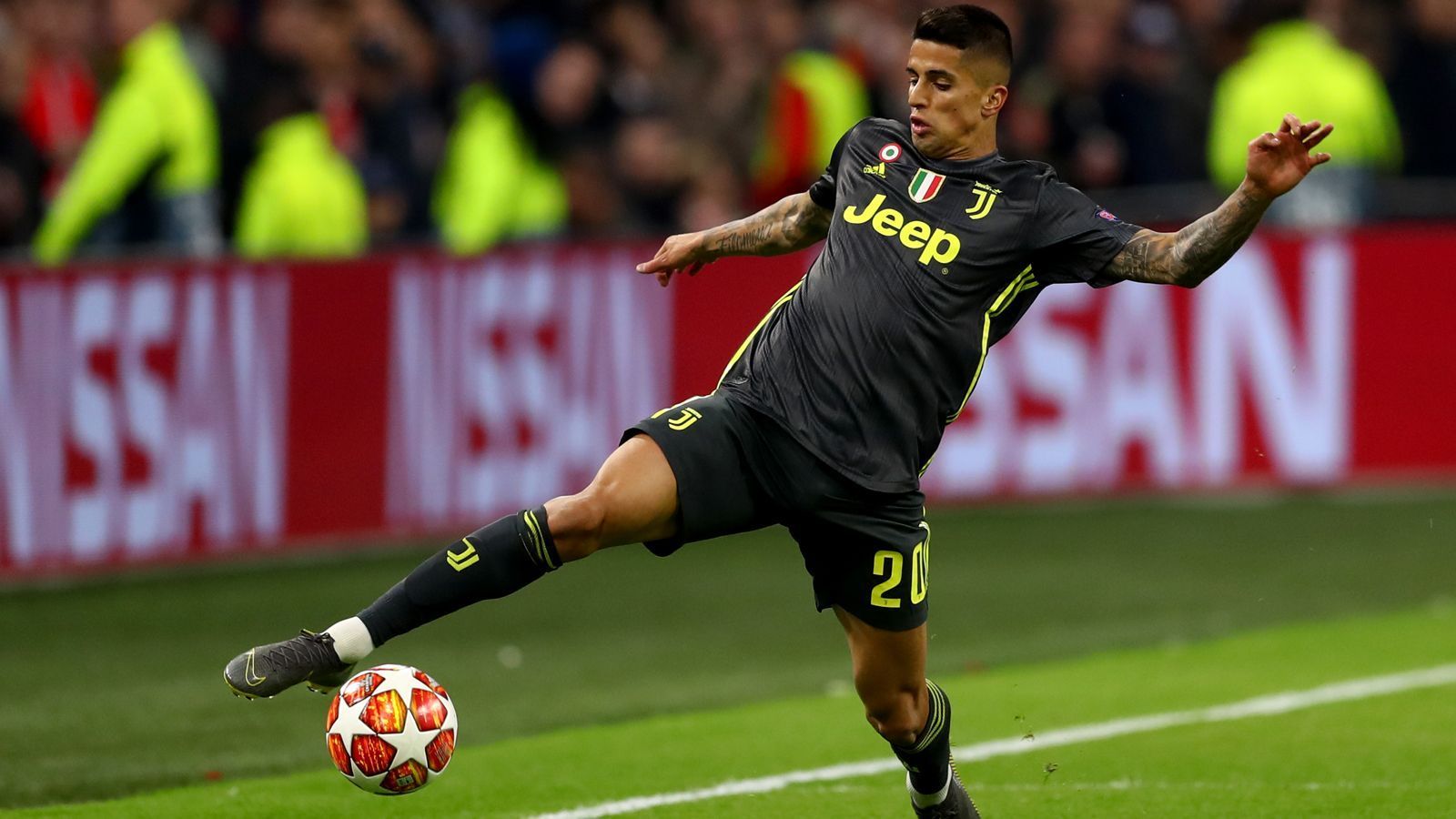 
                <strong>Möglicher Abgang Joao Cancelo</strong><br>
                Kehrt der Portugiese Joao Cancelo Juventus Turin schon nach einem Jahr wieder den Rücken? Laut "Gazzetta dello Sport" wird der 24 Jahre alte Rechtsverteidiger wohl nämlich von Manchester City umworben. Als mögliche Ablösesumme werden im Bericht satte 60 Millionen Euro genannt. Erst im Sommer 2018 erwarb die "Alte Dame" den Nationalspieler für kolportierte 40 Millionen Euro vom FC Valencia. Der in der Benfica-Jugend ausgebildete Cancelo hat in Turin noch einen Vertrag bis 2023. 
              