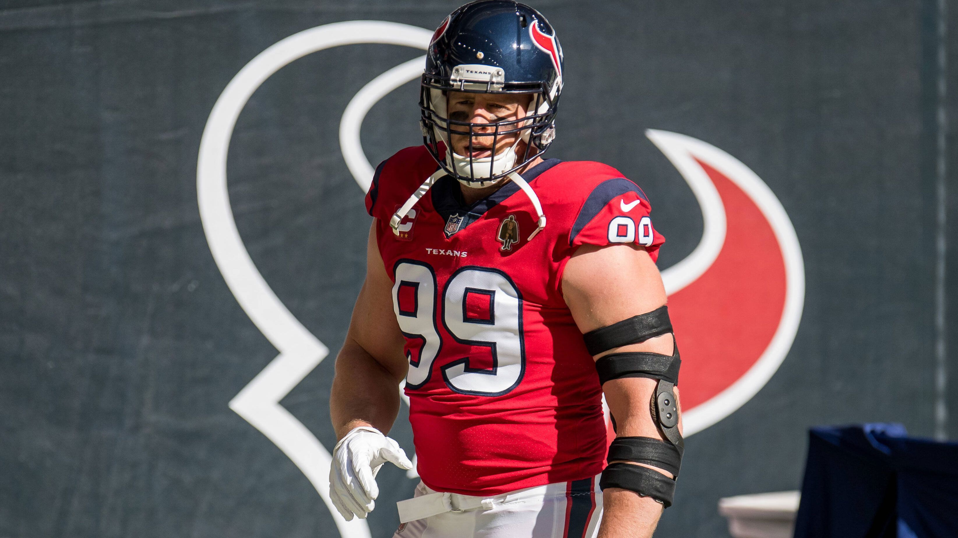 
                <strong>Platz 9: JJ Watt (Defensive End, Arizona Cardinals)</strong><br>
                JJ Watt war jahrelang das Gesicht der Houston Texans. In der Offseason kam dann der Wechsel zu den Arizona Cardinals. Der Defensive End bekommt von den Wettanbietern eine Quote von +2800, das macht Platz 9 in der Liste.
              