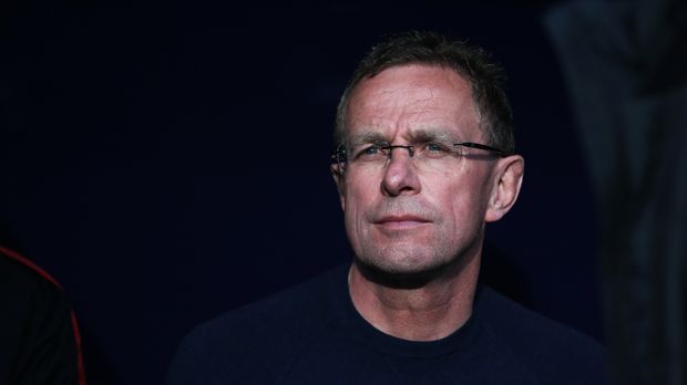 
                <strong>Ralf-Rangnick (RB-Leipzig)</strong><br>
                Ralf Rangnick erklärte, dass man sich an den Ergebnissen vom FC Ingolstadt orientieren wolle. Bedeutet: Als oberste Prämisse sollte in der ersten Bundesliga-Saison der Klassenerhalt stehen. Der Aufstiegscoach will eine "ältere U23-Mannschaft zusammenstellen". Sechs Neuzugänge wären in der Transferoffensive des Retortenvereins für ihn "realistisch". In den folgenden Bildern seht ihr, welche Spieler derzeit gehandelt werden.
              