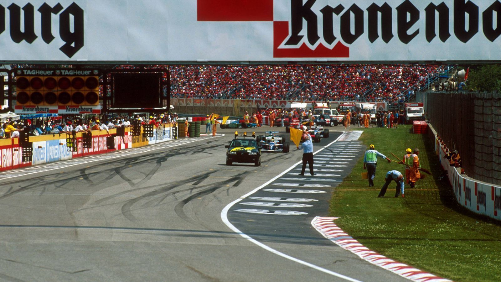 <strong>Ayrton Senna: Als die Formel 1 ihre Seele verlor</strong><br>
                Als ob es noch einen Warnschuss braucht, rast der Portugiese Pedro Lamy beim Start des Rennens im Lotus in den stehengebliebenen Benetton des Finnen J.J. Lehto. Umherfliegende Fahrzeugteile verletzen Zuschauer.

