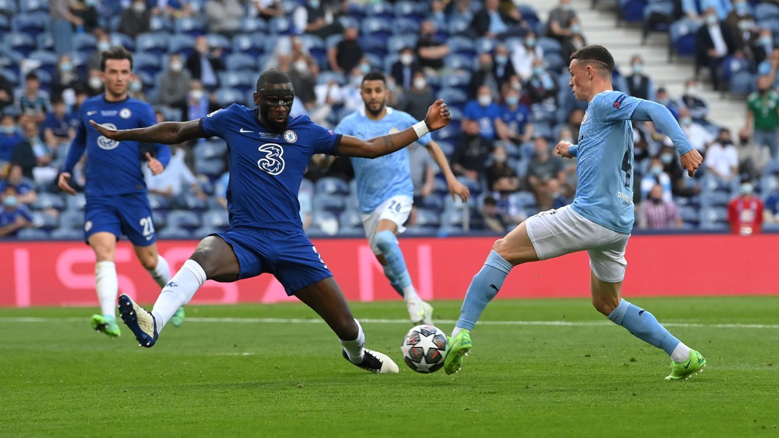 
                <strong>Antonio Rüdiger (FC Chelsea)</strong><br>
                Antonio Rüdiger besetzte in der defensiven Fünferkette der "Blues" die halblinke Innenverteidiger-Position zwischen Thiago Silva und Ben Chilwell. Im starken Defensivverbund, der nur wenige Torschüsse von Citys Star-besetzter Offensive zuließ, muss sich Rüdiger nicht viel vorwerfen lassen. Besonders in der 27. Minute war er zur Stelle, als er Fodens Schuss entscheidend für Keeper Mendy blocken konnte. Nach der Verletzung von Thiago Silva wurde Rüdiger sogar zum Abwehrchef. 
              