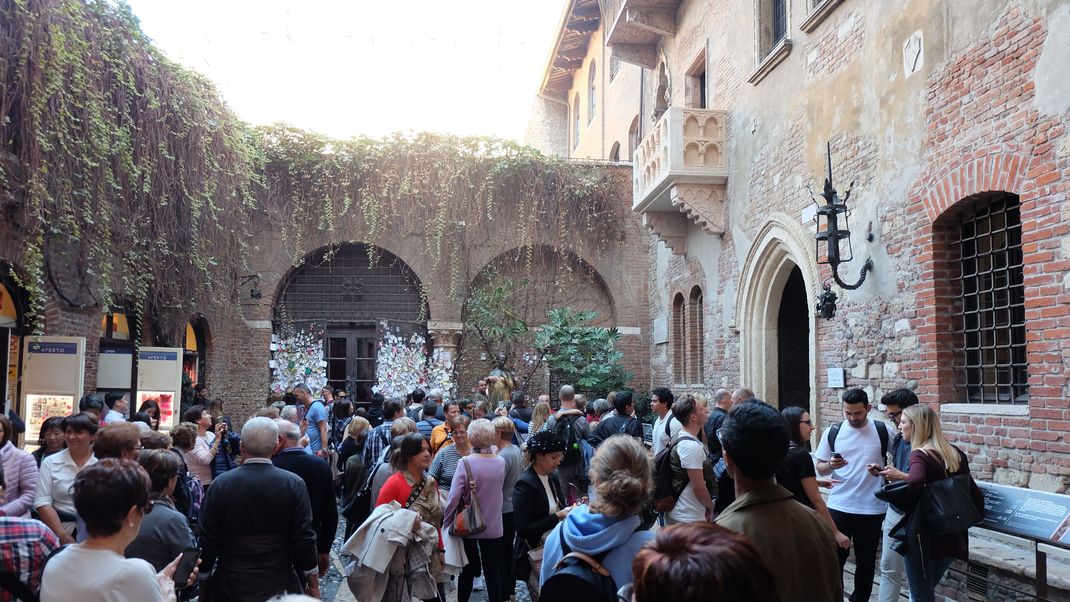 Tourist:innen vor dem vermeintlichen Balkon von Romeo und Julia.