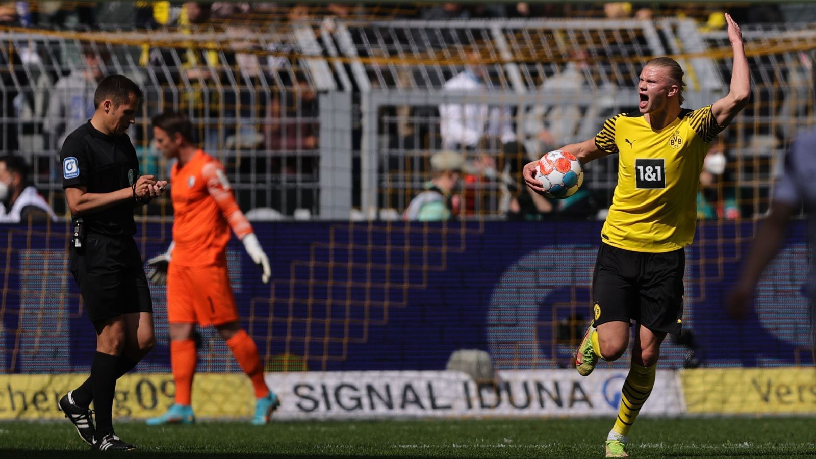 
                <strong>REKORD: Alle 84 Minuten ein Tor</strong><br>
                Im Schnitt braucht Haaland nicht einmal 90 Minuten, also kein ganzes Spiel für ein Bundesliga-Tor. Der Norweger knipst aufgerundet alle 84 Minuten. Selbst wenn er in seinem letzten Spiel gegen Hertha BSC (am Samstag ab 15:30 Uhr LIVE im Ticker auf ran.de) nicht treffen sollte, bleibt der Wert deutlich unter 90 Minuten. Zum Vergleich: Patrik Schick braucht 115 Minuten pro Liga-Tor, Robert Lewandowski circa 100. Für alle Spieler mit mindestens 25 Bundesliga-Toren ist auch das eine Bestmarke.
              