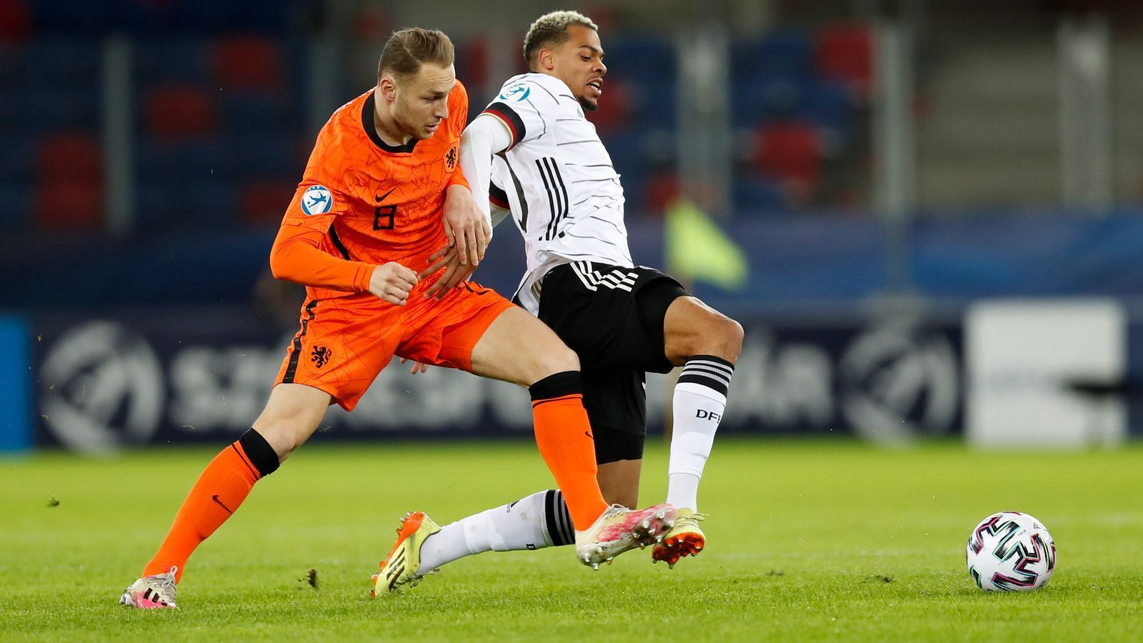 
                <strong>Lukas Nmecha</strong><br>
                Der Torschütze zum 1:1. Der Stürmer arbeitet viel gegen den Ball, bekommt aber bereits in der 5. Spielminute wegen eines groben Foulspiels die gelbe Karte. Vorne hat er lange einen schweren Stand, weil er von seinen Mitspielern nicht in Szene gesetzt wird. Doch er tastet sich voran: In der 67. Minute trifft er das Außennetz, in der 84. Minute erzielt er den Ausgleich. ran-Note: 2
              