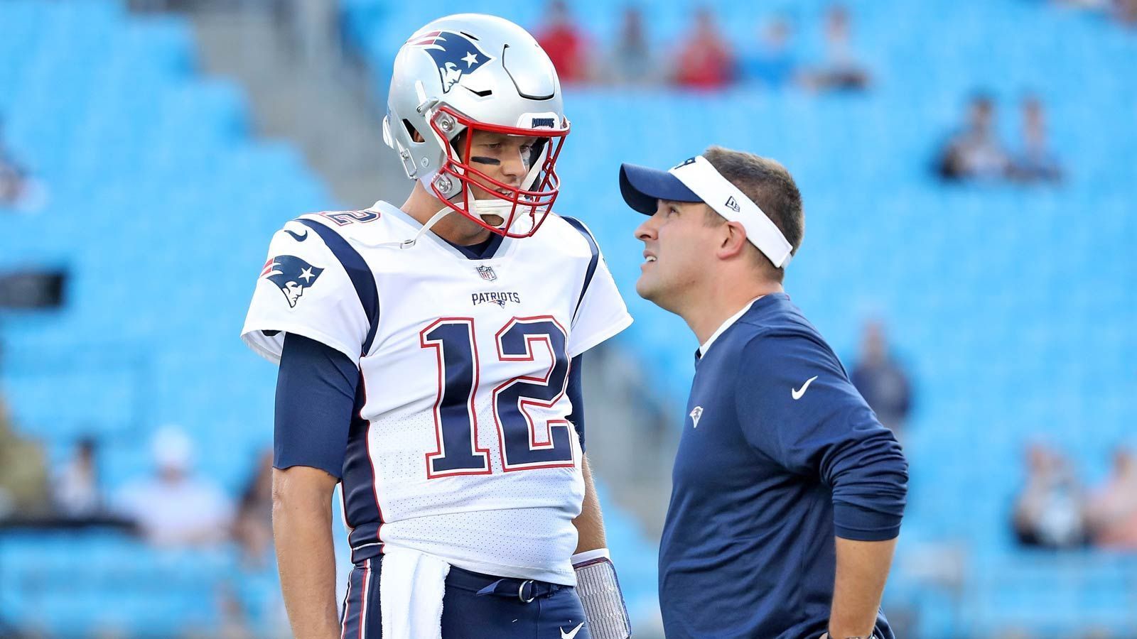 
                <strong>Josh McDaniels (Offensive Coordinator New England Patriots)</strong><br>
                Vor allem Josh McDaniels wird mit den Packers in Verbindung gebracht. Als Offensive Coordinator der Patriots hat er Erfahrungen in dem Umgang mit einem Star-Quarterback. Zudem hat er – wenn auch eher erfolglos – Erfahrungen als Head Coach der Denver Broncos (11:17-Bilanz). Doch seine kurzfristige Absage bei den Colts vor der Saison könnte Green Bay von einer Verpflichtung abhalten.
              