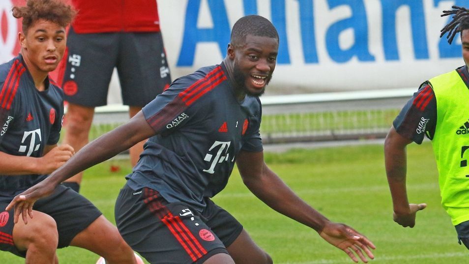 
                <strong>Dayot Upamecano</strong><br>
                "Upa kenne ich lange, ich traue ihm sofort zu, zu spielen", erklärte Julian Nagelsmann auf der ersten Pressekonferenz als neuer Bayern-Coach. Tatsächlich dürfte Upamecano trotz seiner 22 Jahre als fester Stammspieler eingeplant sein. Es wäre dennoch nicht das erste Mal, dass ein Spieler nach seinem Wechsel zum FC Bayern etwas Anlaufzeit benötigt. Da Nagelsmann zudem die für Upamecano gewohnte Dreierkette nur als mögliche Alternative einstudieren und zunächst auf das bewährte 4-2-3-1-System vertrauen will, muss sich "Upa" auch hier anpassen. Solange sich die Nationalspieler im Urlaub befinden, hat der Neuzugang die Möglichkeit, seinen Vorsprung weiter auszubauen. 
              