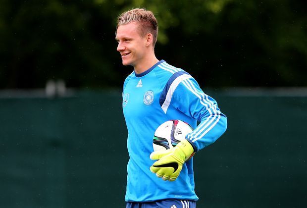 
                <strong>Bernd Leno</strong><br>
                Ersatzmann Bernd Leno ist genau wie ter Stegen von der Regelung betroffen. Hat einer von ihnen dennoch eine Chance? Der Kader jedes Landes darf um drei ältere Spieler erweitert werden - möglich, dass Coach Horst Hrubesch einen der beiden Keeper dabei haben will.
              