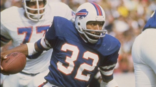 
                <strong>O.J. Simpson</strong><br>
                Platz 6: O.J. Simpson - Ja, Detective Nordberg aus die Nackte Kanone war auch ein erfolgreicher Football-Spieler. O.J. Simpson fiel neben Skandalen auch durch seine 11.236 erlaufenen Yards auf. Zudem durchbrach er als erster Spieler die 2000-Yard-Marke (2003 Yards) innerhalb einer Saison im Jahr 1973. 
              