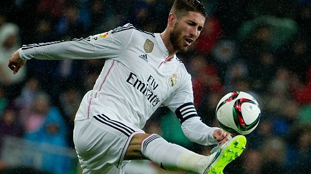 
                <strong>Sergio Ramos</strong><br>
                Zweiter Innenverteidiger ist mit Sergio Ramos ein noch aktiver Spieler. Mit Spanien und Real Madrid hat Ramos alles gewonnen, was es zu gewinnen gibt. Das hat offenbar auch Sergio Agüero beeindruckt.
              