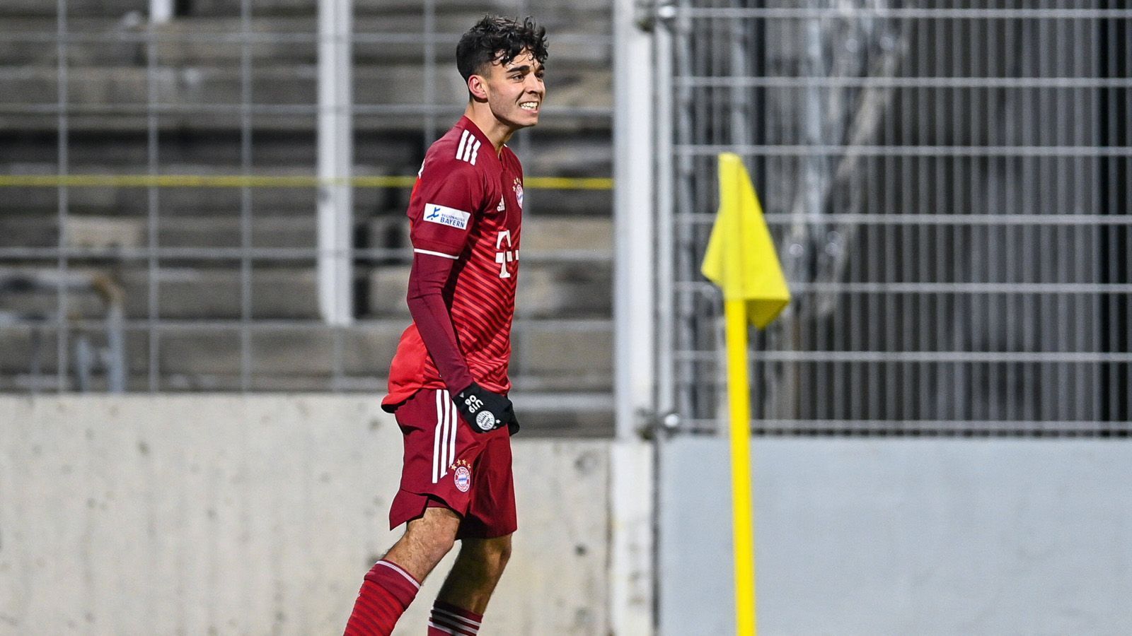 
                <strong>Lucas Copado (17 Jahre, Sturm)</strong><br>
                Copado kam 2016 zum aus der Unterhachinger Jugend zum FC Bayern. Im Sommer 2021 wurde er von der U17 in die zweite Mannschaft befördert. Dort erzielte der Stürmer in 13 Spielen drei Tore und legte fünf weitere auf. In der U19 steht er bei vier Treffern in zwei Spielen. Der 17-Jährige, der am Montag volljährig wird, gehört auch zum Kader der deutschen U18-Nationalmannschaft. Sein Vertrag in München läuft noch bis 2024. Er ist der Sohn von Ex-Profi Francisco Copado und der Neffe von Sportvorstand Hasan Salihamidzic.
              