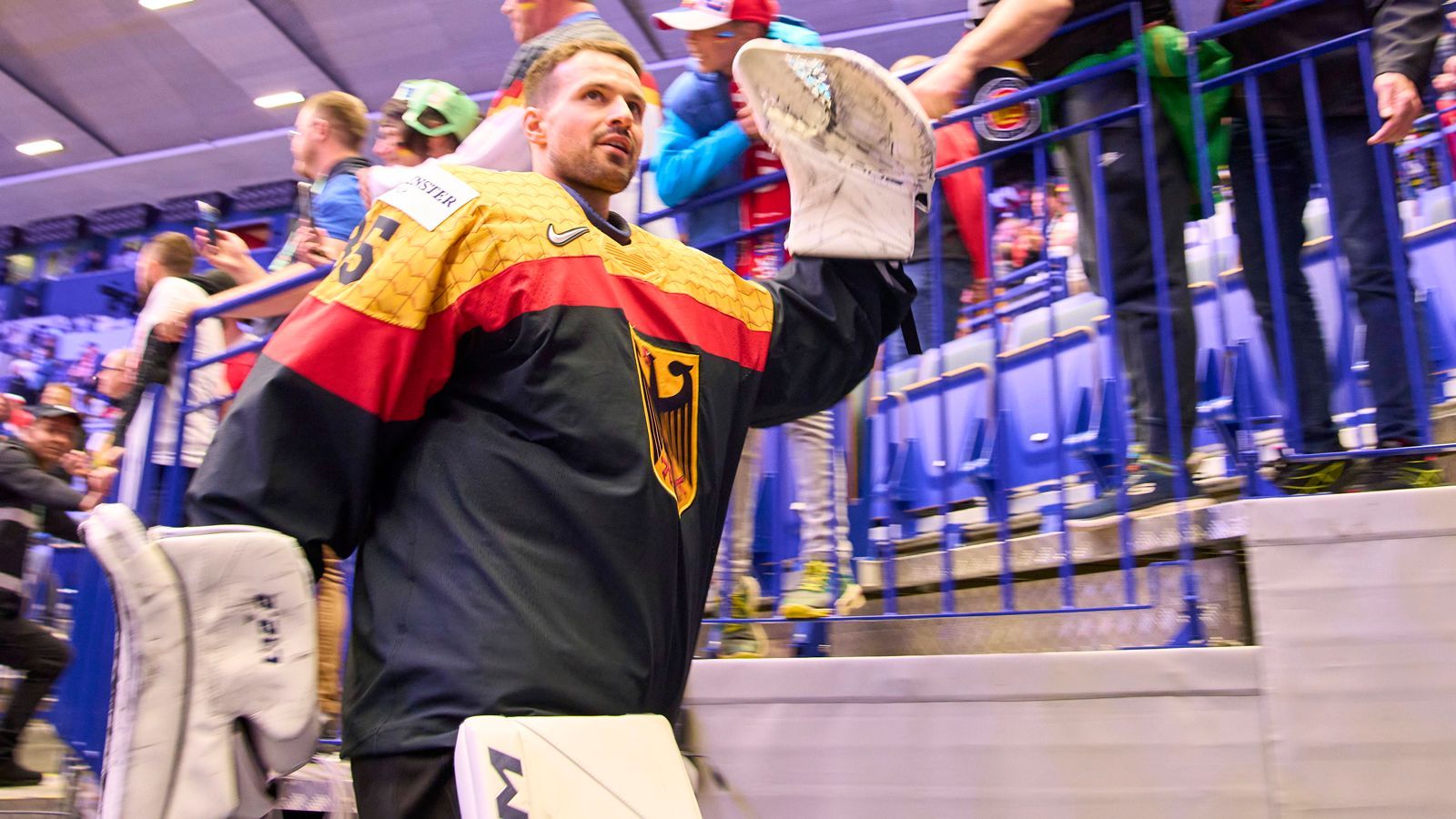 <strong>Torhüter</strong><br>Wie schon beim ersten Back-to-back-Spiel des deutschen Teams darf Matthias Niederberger von Beginn an ran. Schwieriges Spiel für den Münchner, weil er nur wenige Schüsse aufs Tor bekommt, die aber meist gefährlich sind. Hätte den Shutout sicher verdient gehabt, muss im Schlussdrittel aber dann doch noch doppelt hinter sich greifen.