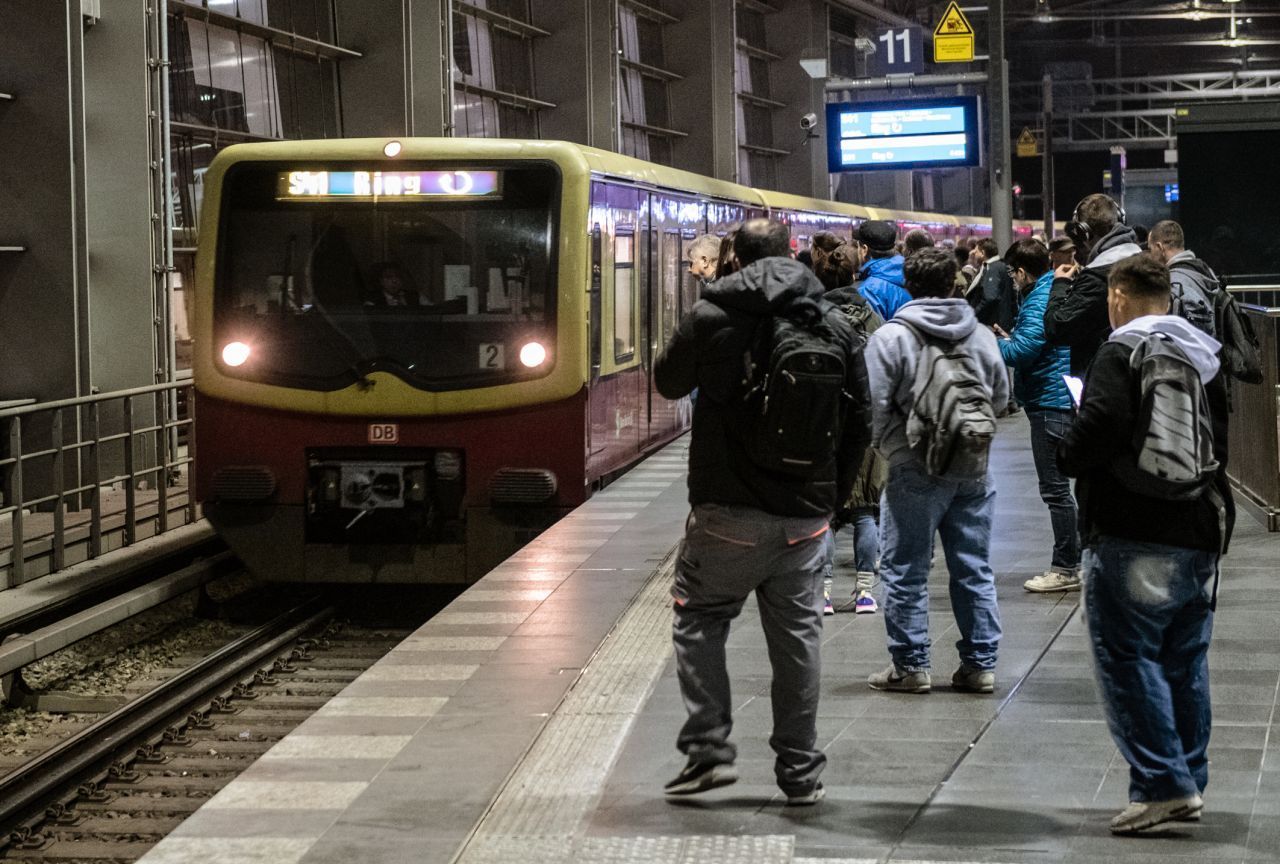 Wenn du zu Hause arbeitest, hast du keinen Arbeitsweg. Du musst also nicht im Stau stehen oder lange mit der S-Bahn fahren.